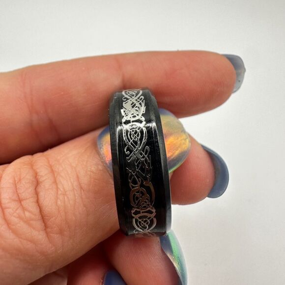 Men's 12.5, black polished metal ring with resin and silver scroll center! - Picture 3 of 9